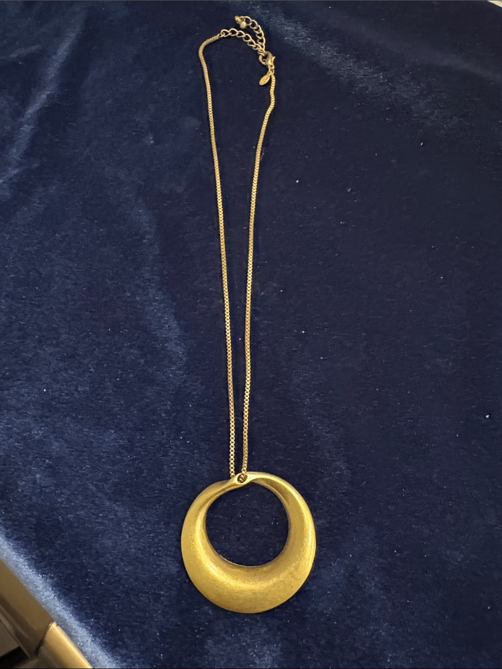 Vtg Premier Designs Fire & Ice Matte Gold Circle Pendant Necklace